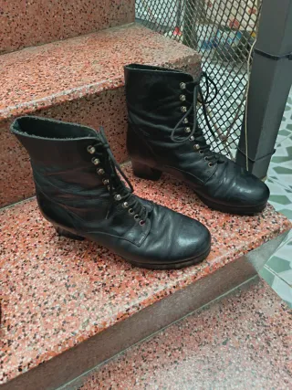 Botines negros con cordones.