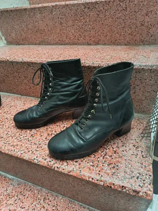 Botines negros con cordones.