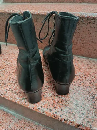 Botines negros con cordones.