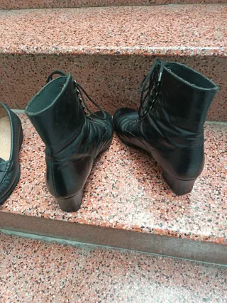 Botines negros con cordones.