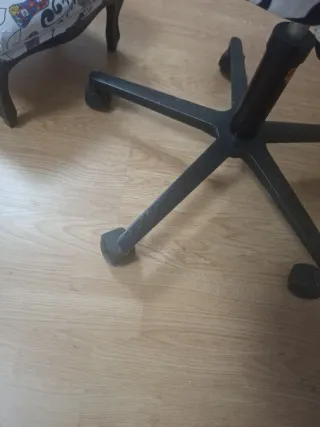 Silla y reposapiés estampado