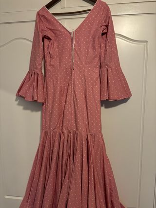 Vestido de flamenca rosa con lunares.