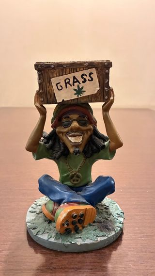Figura Bob Marley Rasta con cartel GRASS