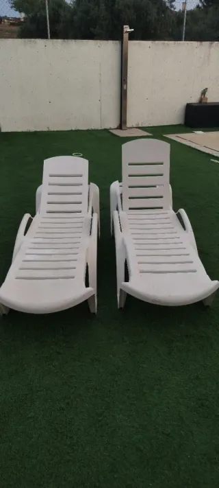 2 Tumbonas de plástico blanca