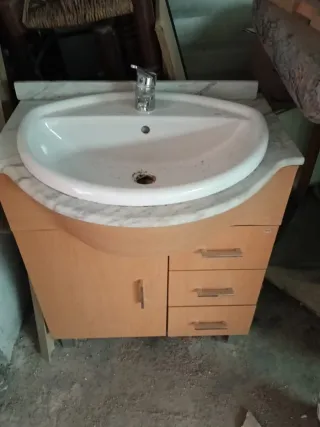 Mueble de baño con espejo y lavabo