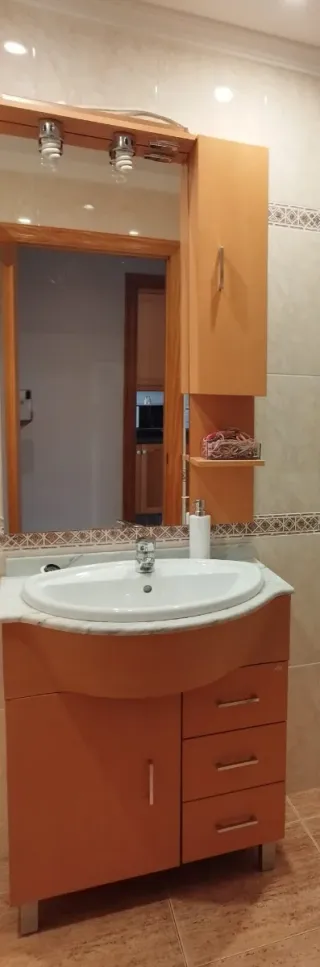 Mueble de baño con espejo y lavabo
