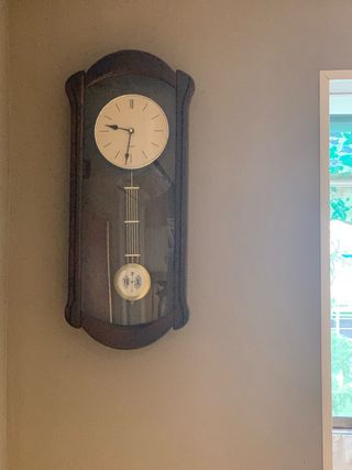 Reloj de pared antiguo con péndulo