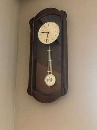 Reloj de pared antiguo con péndulo