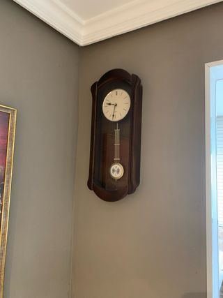 Reloj de pared antiguo con péndulo