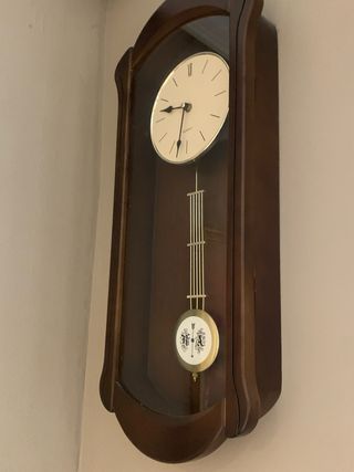Reloj de pared antiguo con péndulo