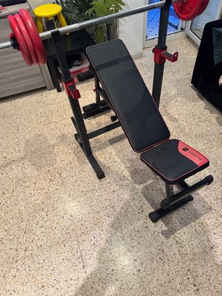 Banco de pesas con barra y discos