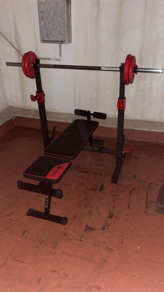 Banco de pesas con barra y discos