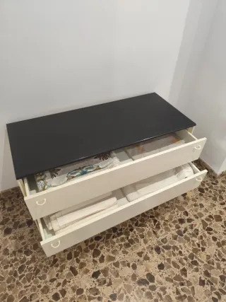 Cómoda blanca y negra.