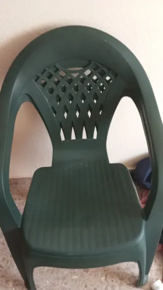 4 Sillas de Plástico Verdes