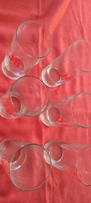 6:Vasos J&B transparentes con logo rojo