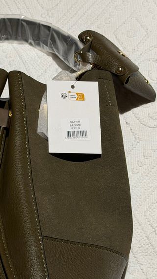 Bolso verde tipo saco con charm