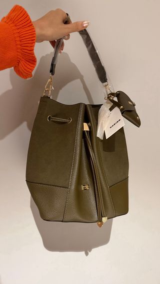 Bolso verde tipo saco con charm