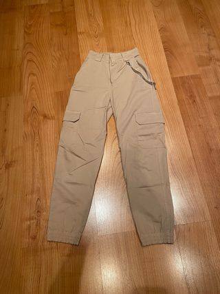 Pantalón cargo beige con cadena