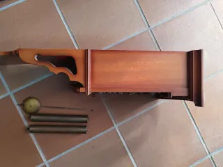 Reloj de pared antiguo de madera