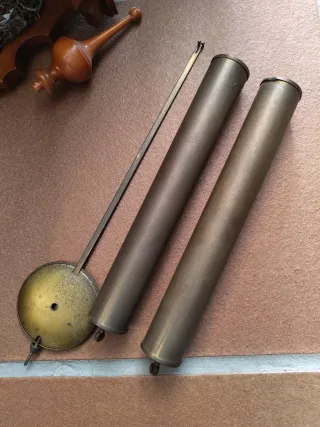 Reloj de pared antiguo de madera