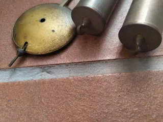 Reloj de pared antiguo de madera