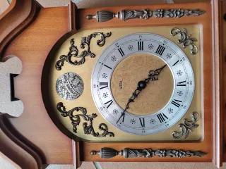 Reloj de pared antiguo de madera