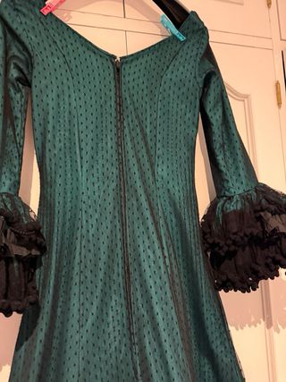 Traje Flamenca con fondo verde y plumeti negro