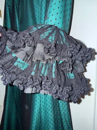 Traje Flamenca con fondo verde y plumeti negro