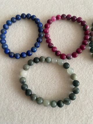 Conjunto de pulseiras azuis e roxas