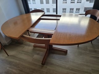 Mesa de comedor redonda de madera