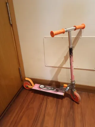 Patinete infantil naranja y rosa