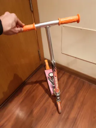 Patinete infantil naranja y rosa