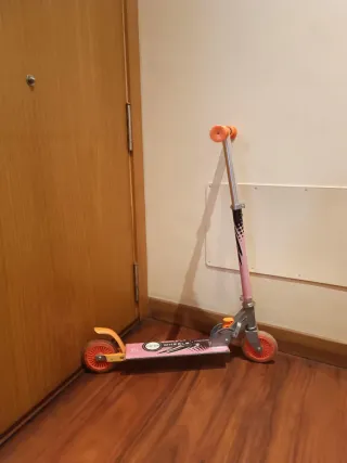 Patinete infantil naranja y rosa