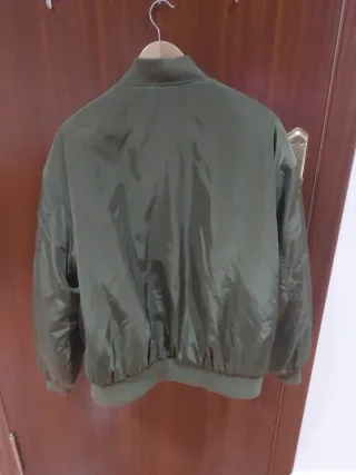 Chaqueta bomber Stradivarius verde Talla M