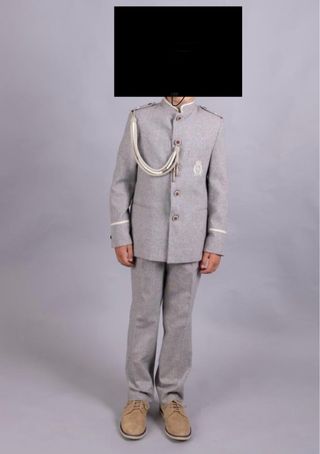 Traje de comunión gris y zapatos