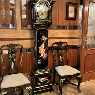 Juego de 6 sillas Mesa, reloj y aparador lacados