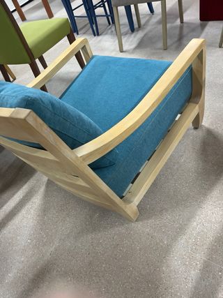 Sillón de madera maciza y tela azul