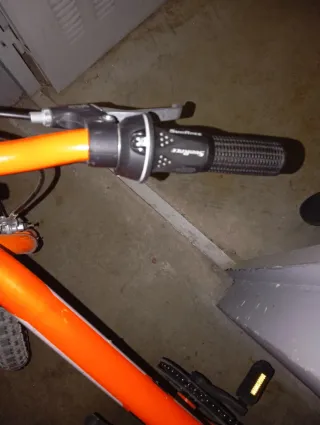 Bicicleta infantil naranja con marchas