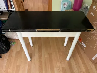 Mesa de cocina blanca y negra