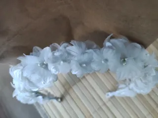 Diadema flores blancas y perlas
