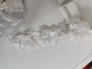 Diadema flores blancas y perlas