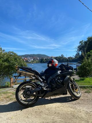 Yamaha R1 Negra