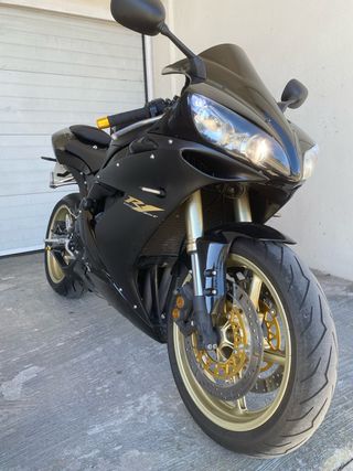 Yamaha R1 Negra