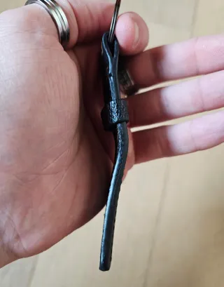 Portachiavi Pollini nero e oro unisex