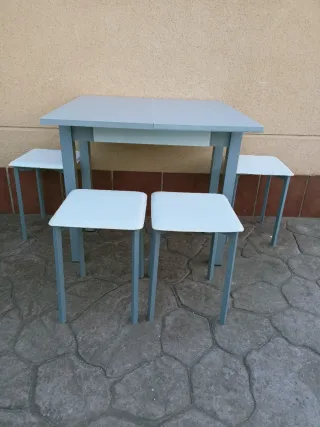Mesa cocina madera y cristal con cuatro banquetes