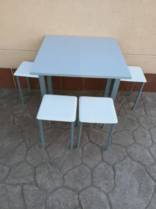 Mesa cocina madera y cristal con cuatro banquetes