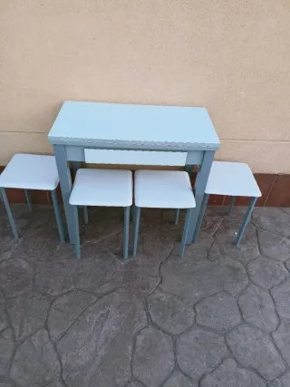 Mesa cocina madera y cristal con cuatro banquetes