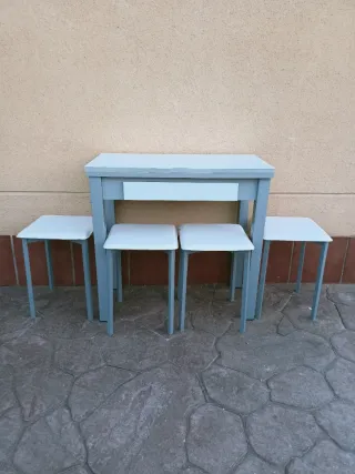 Mesa cocina madera y cristal con cuatro banquetes