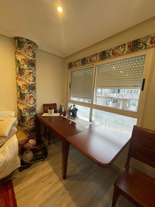 Mesa extensible + 4 sillas madera (hasta 10 pax.)