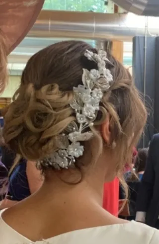 Tocado de novia plateado y blanco